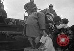 Immagine di Le truppe statunitensi internano i civili a Okinawa Okinawa isole Ryukyu, 1945, secondo 32 filmato di repertorio 65675052676