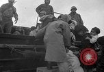Immagine di Le truppe statunitensi internano i civili a Okinawa Okinawa isole Ryukyu, 1945, secondo 33 filmato di repertorio 65675052676