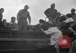 Immagine di Le truppe statunitensi internano i civili a Okinawa Okinawa isole Ryukyu, 1945, secondo 37 filmato di repertorio 65675052676