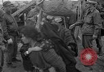 Immagine di Le truppe statunitensi internano i civili a Okinawa Okinawa isole Ryukyu, 1945, secondo 43 filmato di repertorio 65675052676