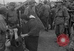 Immagine di Le truppe statunitensi internano i civili a Okinawa Okinawa isole Ryukyu, 1945, secondo 44 filmato di repertorio 65675052676
