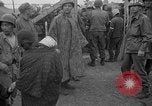 Immagine di Le truppe statunitensi internano i civili a Okinawa Okinawa isole Ryukyu, 1945, secondo 45 filmato di repertorio 65675052676