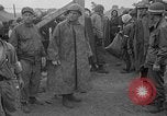 Immagine di Le truppe statunitensi internano i civili a Okinawa Okinawa isole Ryukyu, 1945, secondo 47 filmato di repertorio 65675052676