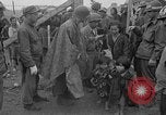 Immagine di Le truppe statunitensi internano i civili a Okinawa Okinawa isole Ryukyu, 1945, secondo 48 filmato di repertorio 65675052676