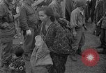 Immagine di Le truppe statunitensi internano i civili a Okinawa Okinawa isole Ryukyu, 1945, secondo 51 filmato di repertorio 65675052676