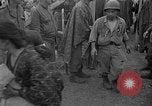 Immagine di Le truppe statunitensi internano i civili a Okinawa Okinawa isole Ryukyu, 1945, secondo 52 filmato di repertorio 65675052676