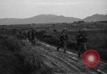 Standbild 7th Infantry Division Soldaten Kin Okinawa Ryukyu Inseln, 1945, aus Sekunde 24 historischem Filmmaterial Videoclip 65675052683
