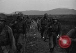 Standbild 7th Infantry Division Soldaten Kin Okinawa Ryukyu Inseln, 1945, aus Sekunde 40 historischem Filmmaterial Videoclip 65675052683