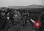 Standbild 7th Infantry Division Soldaten Kin Okinawa Ryukyu Inseln, 1945, aus Sekunde 44 historischem Filmmaterial Videoclip 65675052683