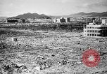 Standbild Japanische Team Umfragen Hiroshima Atombombe Schäden Hiroshima Japan, 1945, aus Sekunde 21 historischem Filmmaterial Videoclip 65675052703