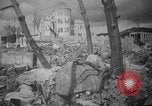 Standbild Japanische Team Umfragen Hiroshima Atombombe Schäden Hiroshima Japan, 1945, aus Sekunde 26 historischem Filmmaterial Videoclip 65675052703