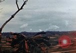 Standbild weißer Phosphor Explosionen Yasusu Dorf Okinawa Ryukyu Inseln, 1945, aus Sekunde 8 historischem Filmmaterial Videoclip 65675052734