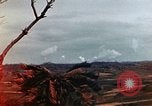 Standbild weißer Phosphor Explosionen Yasusu Dorf Okinawa Ryukyu Inseln, 1945, aus Sekunde 11 historischem Filmmaterial Videoclip 65675052734