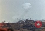 Standbild weißer Phosphor Explosionen Yasusu Dorf Okinawa Ryukyu Inseln, 1945, aus Sekunde 15 historischem Filmmaterial Videoclip 65675052734