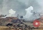 Standbild weißer Phosphor Explosionen Yasusu Dorf Okinawa Ryukyu Inseln, 1945, aus Sekunde 16 historischem Filmmaterial Videoclip 65675052734