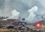 Standbild weißer Phosphor Explosionen Yasusu Dorf Okinawa Ryukyu Inseln, 1945, aus Sekunde 18 historischem Filmmaterial Videoclip 65675052734