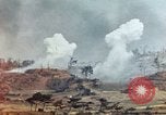 Standbild weißer Phosphor Explosionen Yasusu Dorf Okinawa Ryukyu Inseln, 1945, aus Sekunde 19 historischem Filmmaterial Videoclip 65675052734