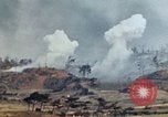 Standbild weißer Phosphor Explosionen Yasusu Dorf Okinawa Ryukyu Inseln, 1945, aus Sekunde 20 historischem Filmmaterial Videoclip 65675052734