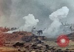 Standbild weißer Phosphor Explosionen Yasusu Dorf Okinawa Ryukyu Inseln, 1945, aus Sekunde 21 historischem Filmmaterial Videoclip 65675052734