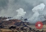 Standbild weißer Phosphor Explosionen Yasusu Dorf Okinawa Ryukyu Inseln, 1945, aus Sekunde 22 historischem Filmmaterial Videoclip 65675052734
