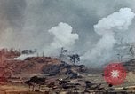 Standbild weißer Phosphor Explosionen Yasusu Dorf Okinawa Ryukyu Inseln, 1945, aus Sekunde 23 historischem Filmmaterial Videoclip 65675052734