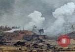 Standbild weißer Phosphor Explosionen Yasusu Dorf Okinawa Ryukyu Inseln, 1945, aus Sekunde 24 historischem Filmmaterial Videoclip 65675052734
