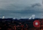 Standbild weißer Phosphor Explosionen Yasusu Dorf Okinawa Ryukyu Inseln, 1945, aus Sekunde 26 historischem Filmmaterial Videoclip 65675052734