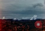 Standbild weißer Phosphor Explosionen Yasusu Dorf Okinawa Ryukyu Inseln, 1945, aus Sekunde 27 historischem Filmmaterial Videoclip 65675052734