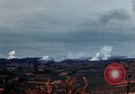 Standbild weißer Phosphor Explosionen Yasusu Dorf Okinawa Ryukyu Inseln, 1945, aus Sekunde 28 historischem Filmmaterial Videoclip 65675052734