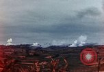 Standbild weißer Phosphor Explosionen Yasusu Dorf Okinawa Ryukyu Inseln, 1945, aus Sekunde 29 historischem Filmmaterial Videoclip 65675052734