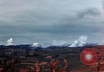 Standbild weißer Phosphor Explosionen Yasusu Dorf Okinawa Ryukyu Inseln, 1945, aus Sekunde 30 historischem Filmmaterial Videoclip 65675052734