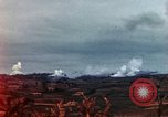 Standbild weißer Phosphor Explosionen Yasusu Dorf Okinawa Ryukyu Inseln, 1945, aus Sekunde 31 historischem Filmmaterial Videoclip 65675052734