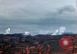 Standbild weißer Phosphor Explosionen Yasusu Dorf Okinawa Ryukyu Inseln, 1945, aus Sekunde 32 historischem Filmmaterial Videoclip 65675052734