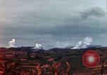 Standbild weißer Phosphor Explosionen Yasusu Dorf Okinawa Ryukyu Inseln, 1945, aus Sekunde 33 historischem Filmmaterial Videoclip 65675052734