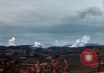 Standbild weißer Phosphor Explosionen Yasusu Dorf Okinawa Ryukyu Inseln, 1945, aus Sekunde 34 historischem Filmmaterial Videoclip 65675052734