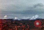 Standbild weißer Phosphor Explosionen Yasusu Dorf Okinawa Ryukyu Inseln, 1945, aus Sekunde 35 historischem Filmmaterial Videoclip 65675052734