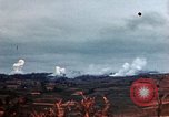 Standbild weißer Phosphor Explosionen Yasusu Dorf Okinawa Ryukyu Inseln, 1945, aus Sekunde 36 historischem Filmmaterial Videoclip 65675052734