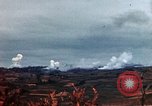 Standbild weißer Phosphor Explosionen Yasusu Dorf Okinawa Ryukyu Inseln, 1945, aus Sekunde 37 historischem Filmmaterial Videoclip 65675052734