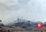 Standbild weißer Phosphor Explosionen Yasusu Dorf Okinawa Ryukyu Inseln, 1945, aus Sekunde 38 historischem Filmmaterial Videoclip 65675052734