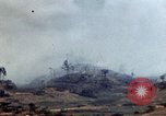 Standbild weißer Phosphor Explosionen Yasusu Dorf Okinawa Ryukyu Inseln, 1945, aus Sekunde 40 historischem Filmmaterial Videoclip 65675052734