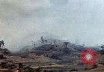 Standbild weißer Phosphor Explosionen Yasusu Dorf Okinawa Ryukyu Inseln, 1945, aus Sekunde 41 historischem Filmmaterial Videoclip 65675052734