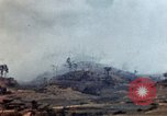 Standbild weißer Phosphor Explosionen Yasusu Dorf Okinawa Ryukyu Inseln, 1945, aus Sekunde 42 historischem Filmmaterial Videoclip 65675052734