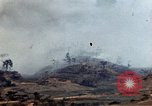 Standbild weißer Phosphor Explosionen Yasusu Dorf Okinawa Ryukyu Inseln, 1945, aus Sekunde 45 historischem Filmmaterial Videoclip 65675052734