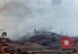 Standbild weißer Phosphor Explosionen Yasusu Dorf Okinawa Ryukyu Inseln, 1945, aus Sekunde 46 historischem Filmmaterial Videoclip 65675052734