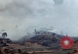 Standbild weißer Phosphor Explosionen Yasusu Dorf Okinawa Ryukyu Inseln, 1945, aus Sekunde 47 historischem Filmmaterial Videoclip 65675052734