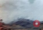 Standbild weißer Phosphor Explosionen Yasusu Dorf Okinawa Ryukyu Inseln, 1945, aus Sekunde 48 historischem Filmmaterial Videoclip 65675052734