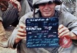 Image 3e bataillon du 7e Régiment de Marines Okinawa îles Ryukyu, 1945, de la seconde 11 séquences d'archives historiques vidéo 65675052736