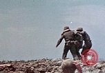 Standbild Marines der B-Company 1rd Battalion 7th Regiment Okinawa Ryukyu Inseln, 1945, aus Sekunde 10 historischem Filmmaterial Videoclip 65675052739
