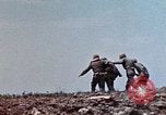 Standbild Marines der B-Company 1rd Battalion 7th Regiment Okinawa Ryukyu Inseln, 1945, aus Sekunde 14 historischem Filmmaterial Videoclip 65675052739