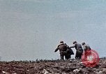 Standbild Marines der B-Company 1rd Battalion 7th Regiment Okinawa Ryukyu Inseln, 1945, aus Sekunde 16 historischem Filmmaterial Videoclip 65675052739